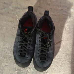 Navy Blue men size 9 adidas five ten outdoor shoe; hiking, mountain biking